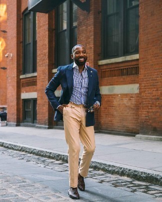 30 Jährige: Wie weißes und dunkelblaues vertikal gestreiftes Businesshemd mit dunkelbrauner Leder Slipper zu kombinieren – 124 Elegante Sommer Herren Outfits