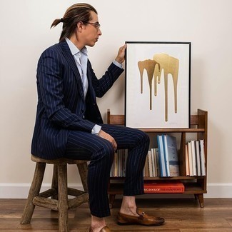 30 Jährige: Wie weißes und dunkelblaues vertikal gestreiftes Businesshemd mit dunkelbrauner Leder Slipper zu kombinieren – 124 Elegante Sommer Herren Outfits