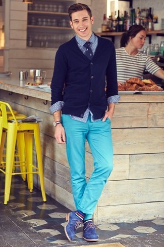 Weiße und rote und dunkelblaue horizontal gestreifte Uhr kombinieren – 28 Herren Outfits