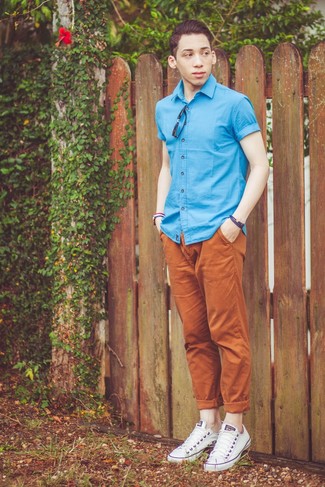 Weiße und rote und dunkelblaue horizontal gestreifte Uhr kombinieren – 28 Herren Outfits