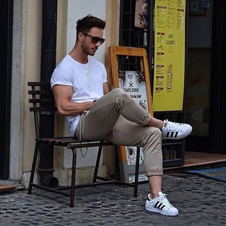Welche Chinohosen mit weißen und roten T-Shirts mit einem Rundhalsausschnitt zu tragen – 2000+ Herren Outfits