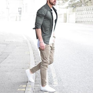 Welche Chinohosen mit weißen und roten T-Shirts mit einem Rundhalsausschnitt zu tragen – 2000+ Herren Outfits