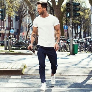 Welche Chinohosen mit weißen und roten T-Shirts mit einem Rundhalsausschnitt zu tragen – 2000+ Herren Outfits