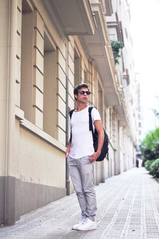 Welche Chinohosen mit weißen und roten T-Shirts mit einem Rundhalsausschnitt zu tragen – 2000+ Herren Outfits