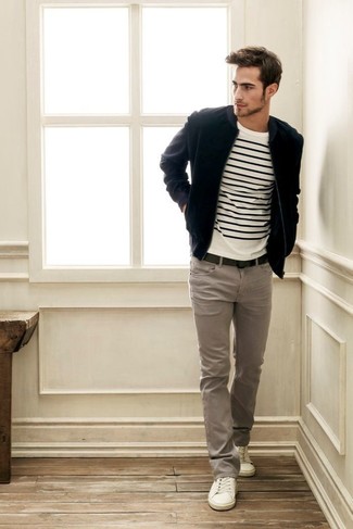 Welche Chinohosen mit weißen und roten T-Shirts mit einem Rundhalsausschnitt zu tragen – 2000+ Herren Outfits