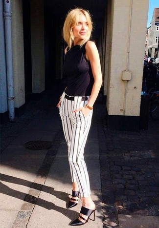 Weiße und rote vertikal gestreifte enge Hose kombinieren – 9 Damen Outfits