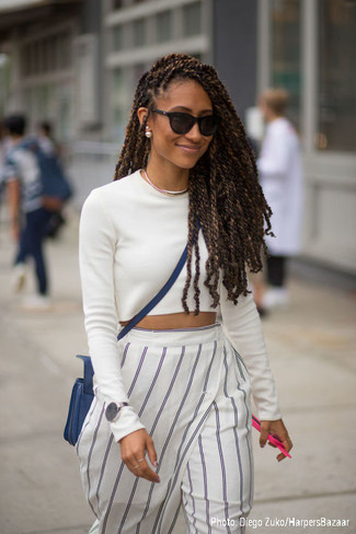 Weiße und rote vertikal gestreifte enge Hose kombinieren – 2 Damen Outfits warm Wetter
