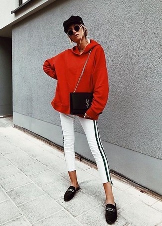 Weiße und rote vertikal gestreifte enge Hose kombinieren – 2 Damen Outfits warm Wetter