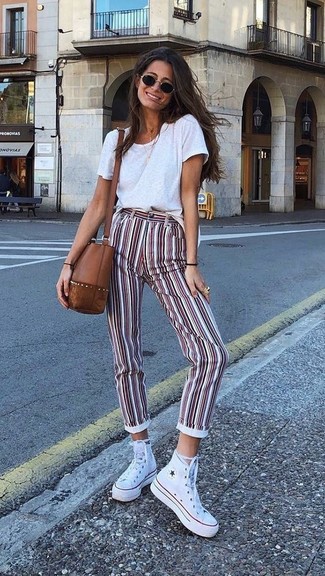 Weiße und rote vertikal gestreifte enge Hose kombinieren – 9 Damen Outfits