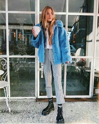 Weiße und rote vertikal gestreifte enge Hose kombinieren – 9 Damen Outfits