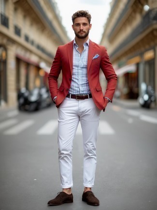 Wie weiße Chinohose mit dunkelbrauner Wildleder Oxford Schuhe zu kombinieren – 18 Herren Outfits