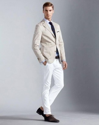 Wie weiße Chinohose mit dunkelbrauner Wildleder Oxford Schuhe zu kombinieren – 18 Herren Outfits