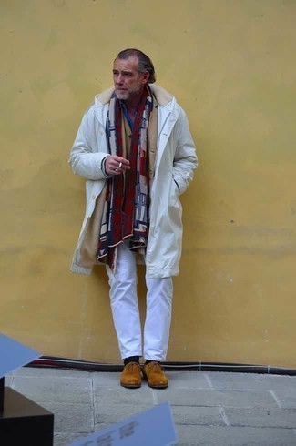 Wie weiße Chinohose mit dunkelbrauner Wildleder Oxford Schuhe zu kombinieren – 18 Herren Outfits
