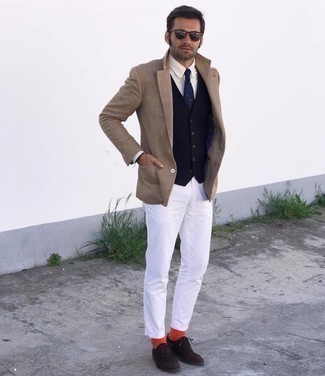 Wie weiße Chinohose mit dunkelbrauner Wildleder Oxford Schuhe zu kombinieren – 18 Herren Outfits