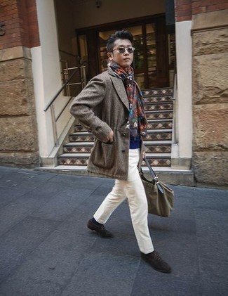 Wie weiße Chinohose mit dunkelbrauner Wildleder Oxford Schuhe zu kombinieren – 18 Herren Outfits