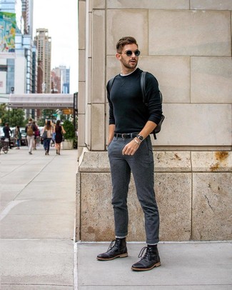 Wie weißes T-Shirt mit einem Rundhalsausschnitt mit schwarzer Lederfreizeitstiefel zu kombinieren – 197 Herren Outfits