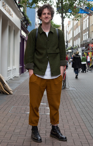 Wie weißes T-Shirt mit einem Rundhalsausschnitt mit schwarzer Lederfreizeitstiefel zu kombinieren – 197 Herren Outfits