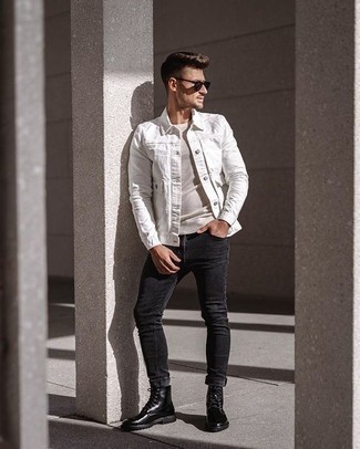 Wie weißes T-Shirt mit einem Rundhalsausschnitt mit schwarzer Lederfreizeitstiefel zu kombinieren – 197 Herren Outfits