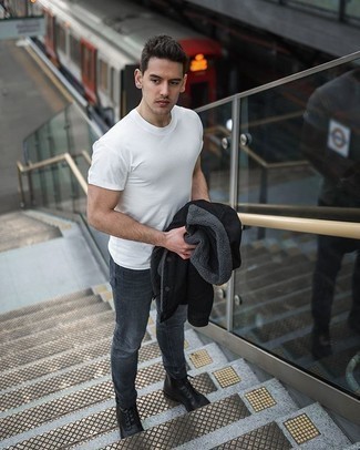 Wie weißes T-Shirt mit einem Rundhalsausschnitt mit schwarzer Lederfreizeitstiefel zu kombinieren – 197 Herren Outfits