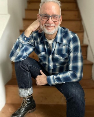 Wie weißes T-Shirt mit einem Rundhalsausschnitt mit schwarzer Lederfreizeitstiefel zu kombinieren – 197 Herren Outfits