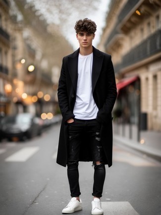 Wie weißes T-Shirt mit einem Rundhalsausschnitt mit schwarzer Jeans mit Destroyed-Effekten zu kombinieren – 206 Herren Outfits