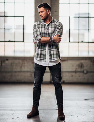 Wie weißes T-Shirt mit einem Rundhalsausschnitt mit schwarzer Jeans mit Destroyed-Effekten zu kombinieren – 206 Herren Outfits