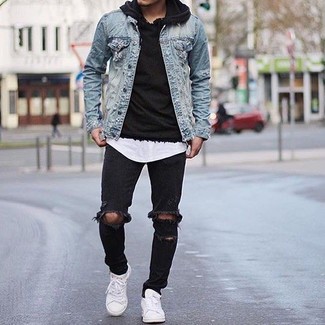 Wie weißes T-Shirt mit einem Rundhalsausschnitt mit schwarzer Jeans mit Destroyed-Effekten zu kombinieren – 206 Herren Outfits