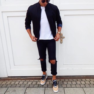Wie weißes T-Shirt mit einem Rundhalsausschnitt mit schwarzer Jeans mit Destroyed-Effekten zu kombinieren – 206 Herren Outfits