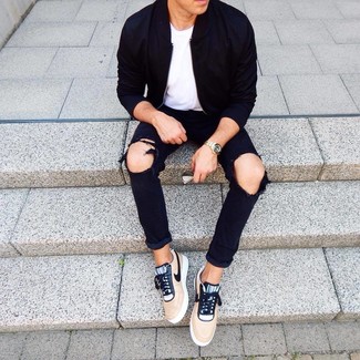 Wie weißes T-Shirt mit einem Rundhalsausschnitt mit schwarzer Jeans mit Destroyed-Effekten zu kombinieren – 206 Herren Outfits