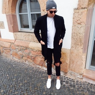 Wie weißes T-Shirt mit einem Rundhalsausschnitt mit schwarzer Jeans mit Destroyed-Effekten zu kombinieren – 206 Herren Outfits