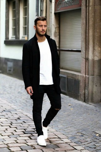 Wie weißes T-Shirt mit einem Rundhalsausschnitt mit schwarzer Jeans mit Destroyed-Effekten zu kombinieren – 206 Herren Outfits