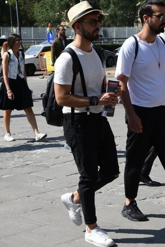 Wie weißes T-Shirt mit einem Rundhalsausschnitt mit schwarzer Jeans mit Destroyed-Effekten zu kombinieren – 206 Herren Outfits