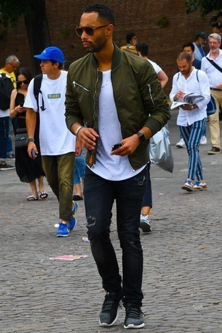 Wie weißes T-Shirt mit einem Rundhalsausschnitt mit schwarzer Jeans mit Destroyed-Effekten zu kombinieren – 206 Herren Outfits