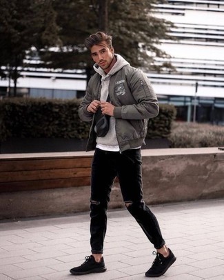 Wie weißes T-Shirt mit einem Rundhalsausschnitt mit schwarzer Jeans mit Destroyed-Effekten zu kombinieren – 206 Herren Outfits