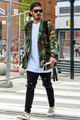 Wie weißes T-Shirt mit einem Rundhalsausschnitt mit schwarzer Jeans mit Destroyed-Effekten zu kombinieren – 206 Herren Outfits