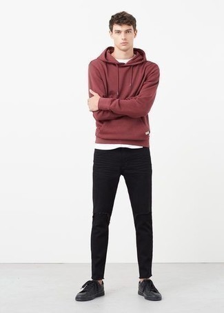 Wie weißes T-Shirt mit einem Rundhalsausschnitt mit schwarzer Jeans mit Destroyed-Effekten zu kombinieren – 206 Herren Outfits