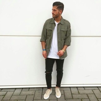 Wie weißes T-Shirt mit einem Rundhalsausschnitt mit schwarzer Jeans mit Destroyed-Effekten zu kombinieren – 206 Herren Outfits