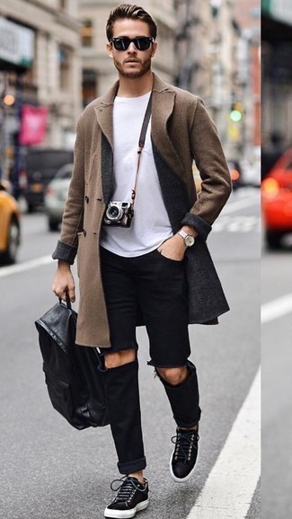Wie weißes T-Shirt mit einem Rundhalsausschnitt mit schwarzer Jeans mit Destroyed-Effekten zu kombinieren – 206 Herren Outfits