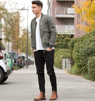 Wie weißes T-Shirt mit einem Rundhalsausschnitt mit schwarzer Jeans mit Destroyed-Effekten zu kombinieren – 206 Herren Outfits