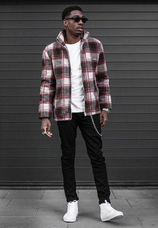 Wie weißes T-Shirt mit einem Rundhalsausschnitt mit schwarzer Jeans mit Destroyed-Effekten zu kombinieren – 206 Herren Outfits