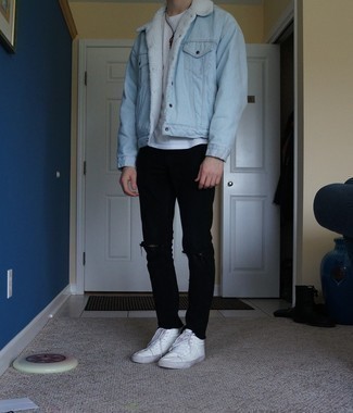 Wie weißes T-Shirt mit einem Rundhalsausschnitt mit schwarzer Jeans mit Destroyed-Effekten zu kombinieren – 206 Herren Outfits