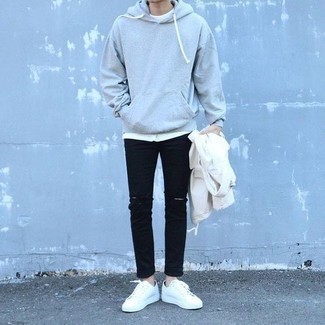 Wie weißes T-Shirt mit einem Rundhalsausschnitt mit schwarzer Jeans mit Destroyed-Effekten zu kombinieren – 206 Herren Outfits