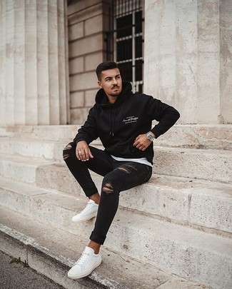 Wie weißes T-Shirt mit einem Rundhalsausschnitt mit schwarzer Jeans mit Destroyed-Effekten zu kombinieren – 206 Herren Outfits
