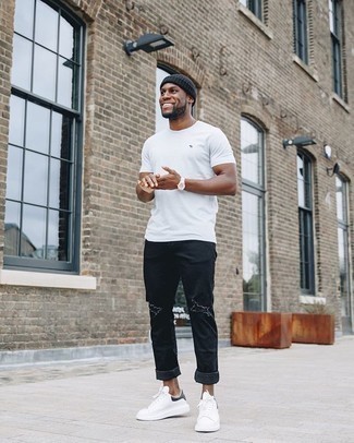 Wie weißes T-Shirt mit einem Rundhalsausschnitt mit schwarzer Jeans mit Destroyed-Effekten zu kombinieren – 206 Herren Outfits