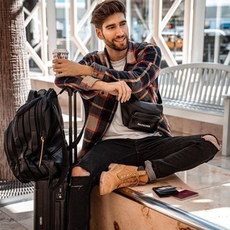 Wie weißes T-Shirt mit einem Rundhalsausschnitt mit schwarzer Jeans mit Destroyed-Effekten zu kombinieren – 206 Herren Outfits