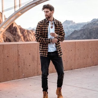 Wie weißes T-Shirt mit einem Rundhalsausschnitt mit schwarzer Jeans mit Destroyed-Effekten zu kombinieren – 206 Herren Outfits
