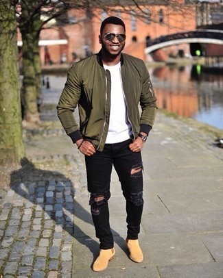 Wie weißes T-Shirt mit einem Rundhalsausschnitt mit schwarzer Jeans mit Destroyed-Effekten zu kombinieren – 206 Herren Outfits