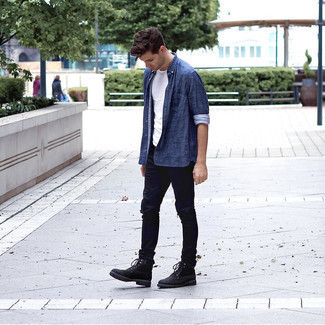 Wie weißes T-Shirt mit einem Rundhalsausschnitt mit schwarzer Jeans mit Destroyed-Effekten zu kombinieren – 206 Herren Outfits