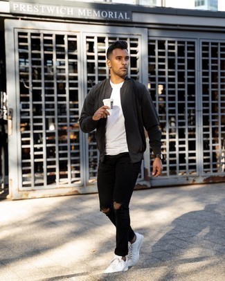 Wie weißes T-Shirt mit einem Rundhalsausschnitt mit schwarzer Jeans mit Destroyed-Effekten zu kombinieren – 206 Herren Outfits