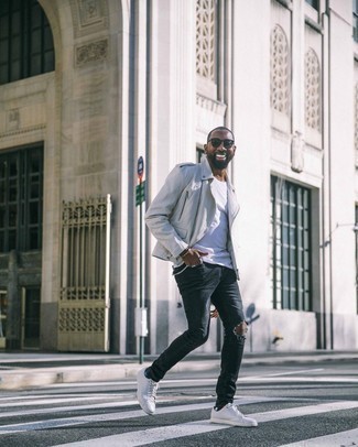 Wie weißes T-Shirt mit einem Rundhalsausschnitt mit schwarzer Jeans mit Destroyed-Effekten zu kombinieren – 206 Herren Outfits